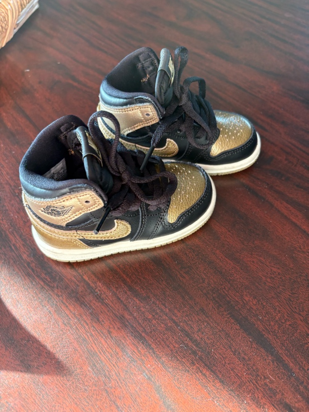 Nike retro Jordan ones Kids Metallic Black & Gold High-Top Sneakers